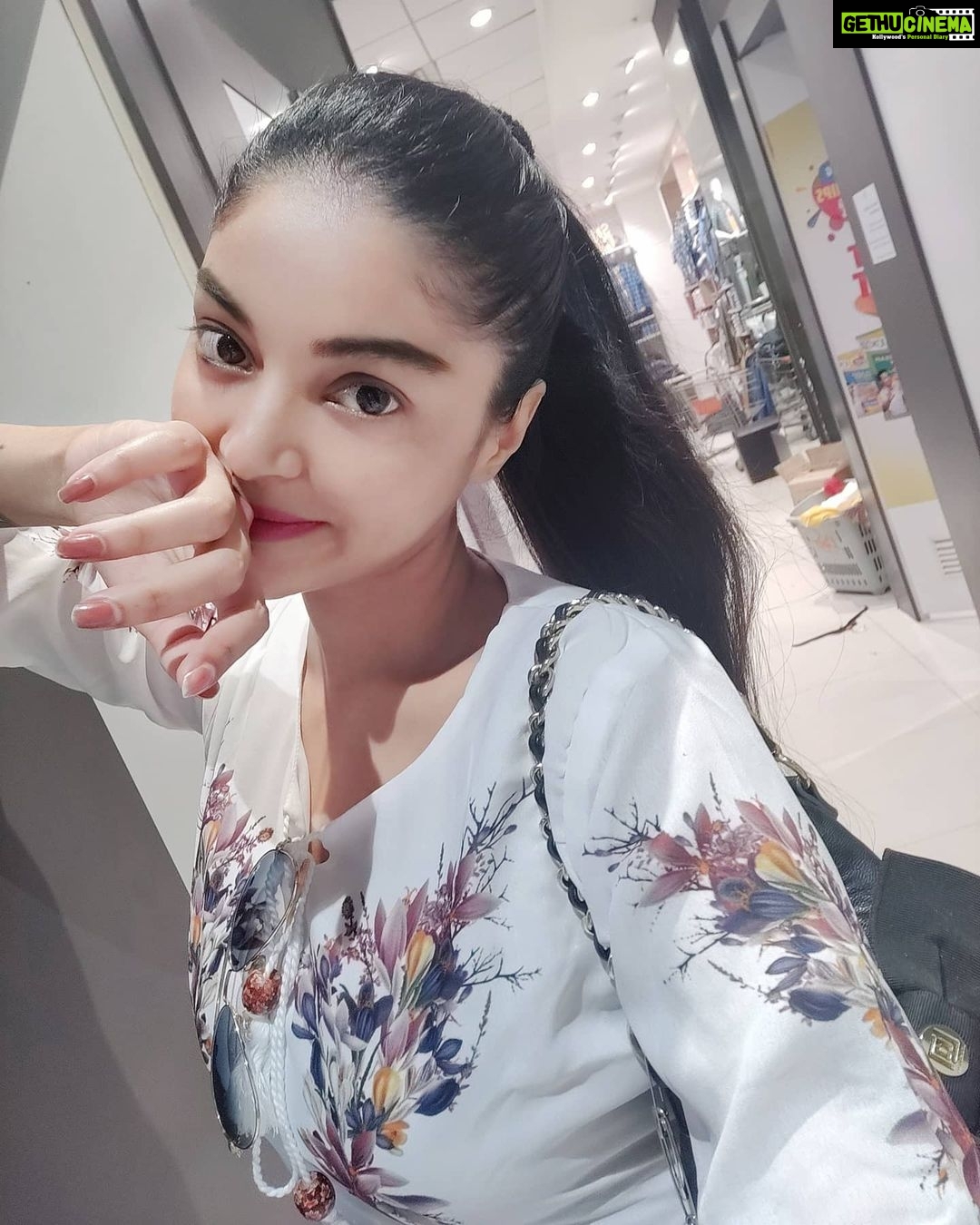 Sanam Shetty Instagram - The shopper in me peeps out again! ππ€ Shopping for my friend's wedding πππ₯»ππποΈποΈ Guess what I bought! π #weddingshopping #pampertimeπ
#mydayoutπ #midweekmood #whitefloraldress #momsgift Phoenix MarketCity (Chennai)