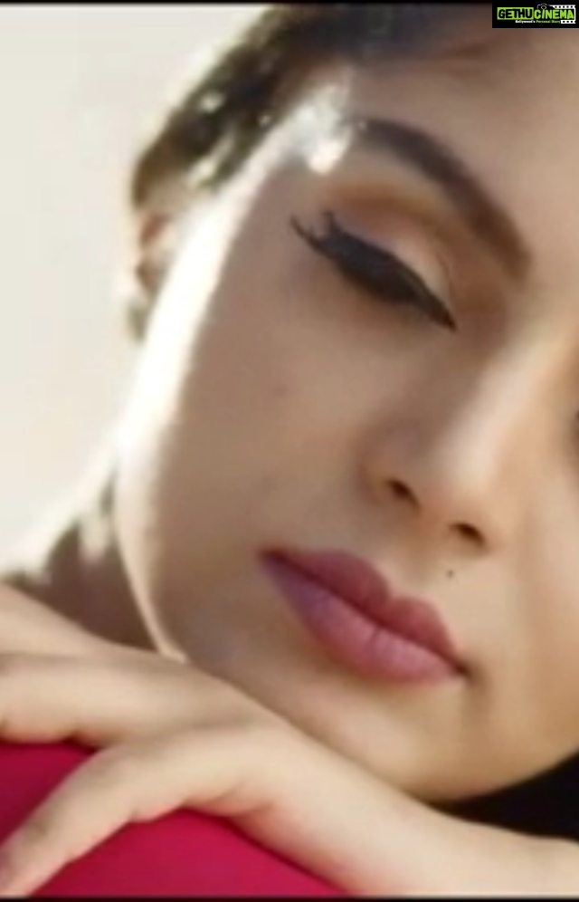 Sanam Shetty Instagram - This will be the most special song iv ever featured in !β¨β¨ Alex Musical all the way π€π€ Ur talent is forever inspiring Alex! Very proud of u for creating this magical piece @dr_alex_film ππ ππ Best regards to @anithaalex007 mam and the whole team π€ππ Watch the song on @trendmusicsouth YouTube page folksπ My beautiful Red n Gold gown designed by @amsuresh66 MUH by @uma_mua_hairstylist #ethirvinayaatru #newsingle #lovenwar