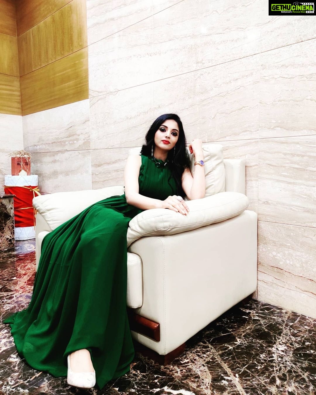 Sanam Shetty Instagram - Beauty begins the moment you decide to be yourself ! 💚 Dress by @adhiktha_by_sn Thanks u dear Sadhana🤗 MUH @uma_mua_hairstylist 💅 #emeraldgreen #pleatedgowns #takeabreak #beurself❤ #mondaymood