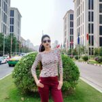 Sanam Shetty Instagram - Click between shots !🤘✨ Wearing Burgundy Leggings and striped Tee from New Darling (for the brand shoot)🎀👗 Grey Ray-Ban - an all time favorite! #adshoot🎥 #chillingonsets #bangkokmadness #scarflookoftheday #hoopsearrings #traveltuesdays😍👣🌅 Bangkok, Thailand