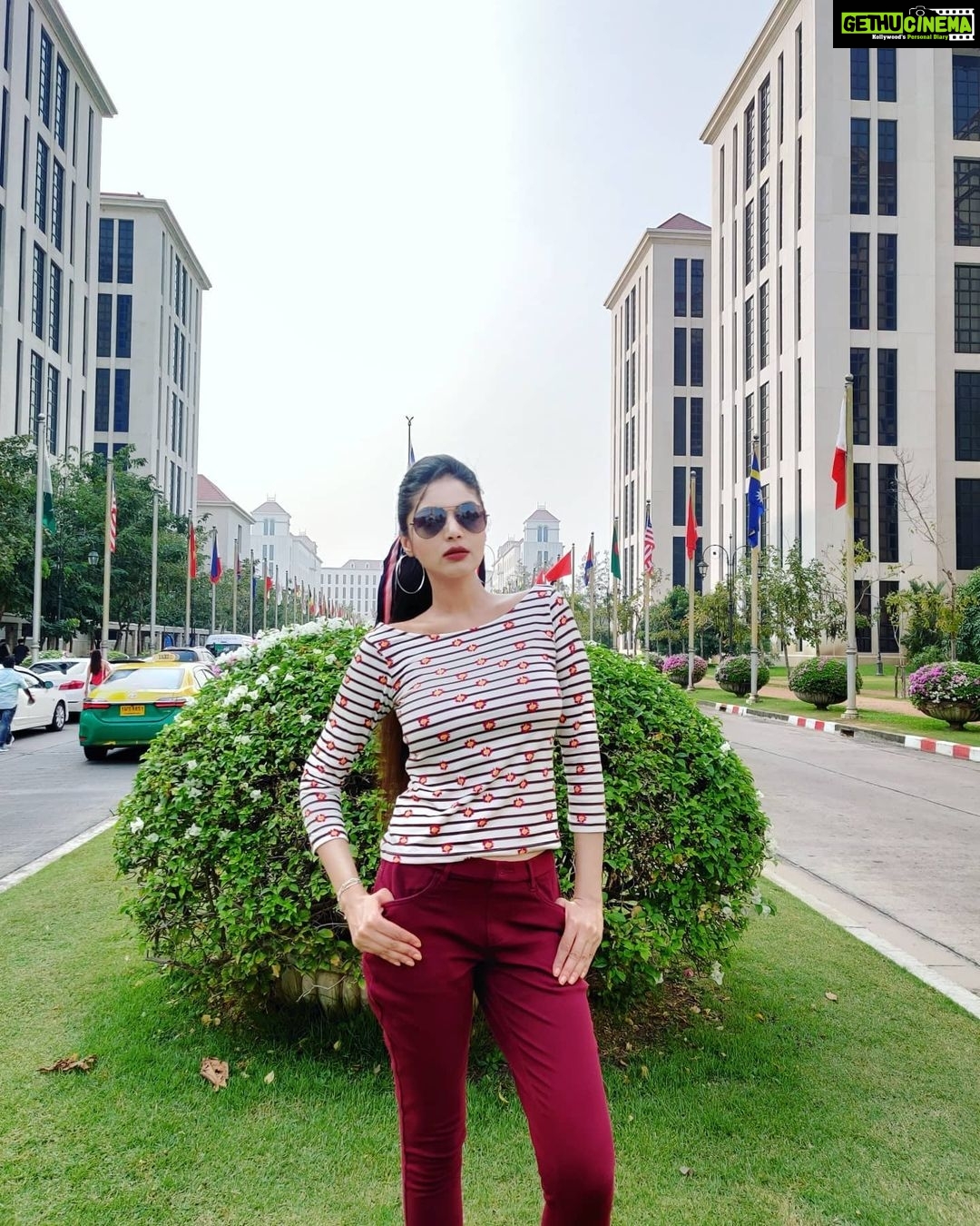 Sanam Shetty Instagram - Click between shots !🤘✨ Wearing Burgundy Leggings and striped Tee from New Darling (for the brand shoot)🎀👗 Grey Ray-Ban - an all time favorite! #adshoot🎥 #chillingonsets #bangkokmadness #scarflookoftheday #hoopsearrings #traveltuesdays😍👣🌅 Bangkok, Thailand