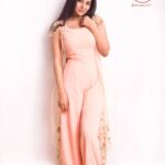 Sanam Shetty Instagram - Peach Passion 🧡 📸 @rahuldev1177 👗@naziasyedofficial 👩‍🎤 @anushkasalonandspa @bridal_makeup_artist_shibani Mrs.Shibani #trendythursdays #jumpsuitstyles #madrasfashion #fashionphotography