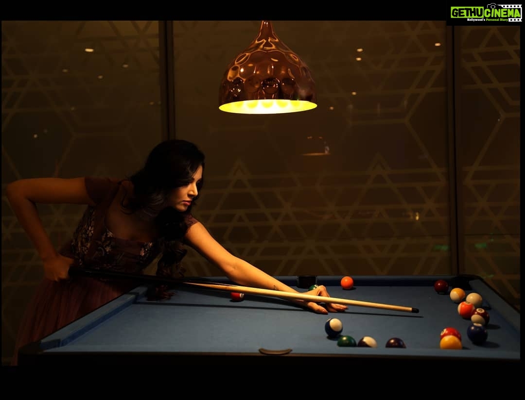 Sanam Shetty Instagram - When its ur turn..STRIKE ! 🤘 A bride ought to have some fun 👰 Click by @prashanth_bionic Dress by @shyn_fascino @fascinodresses_by_shinyanto MUH by @makeupartist_yakshi #behindthescenes #bridalcollections #adshoot🎥 #uniqueconcepts Novotel Chennai OMR
