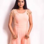 Sanam Shetty Instagram – Peach Passion 🧡

 📸 @rahuldev1177
👗@naziasyedofficial
👩‍🎤 @anushkasalonandspa @bridal_makeup_artist_shibani Mrs.Shibani 

#trendythursdays #jumpsuitstyles #madrasfashion #fashionphotography