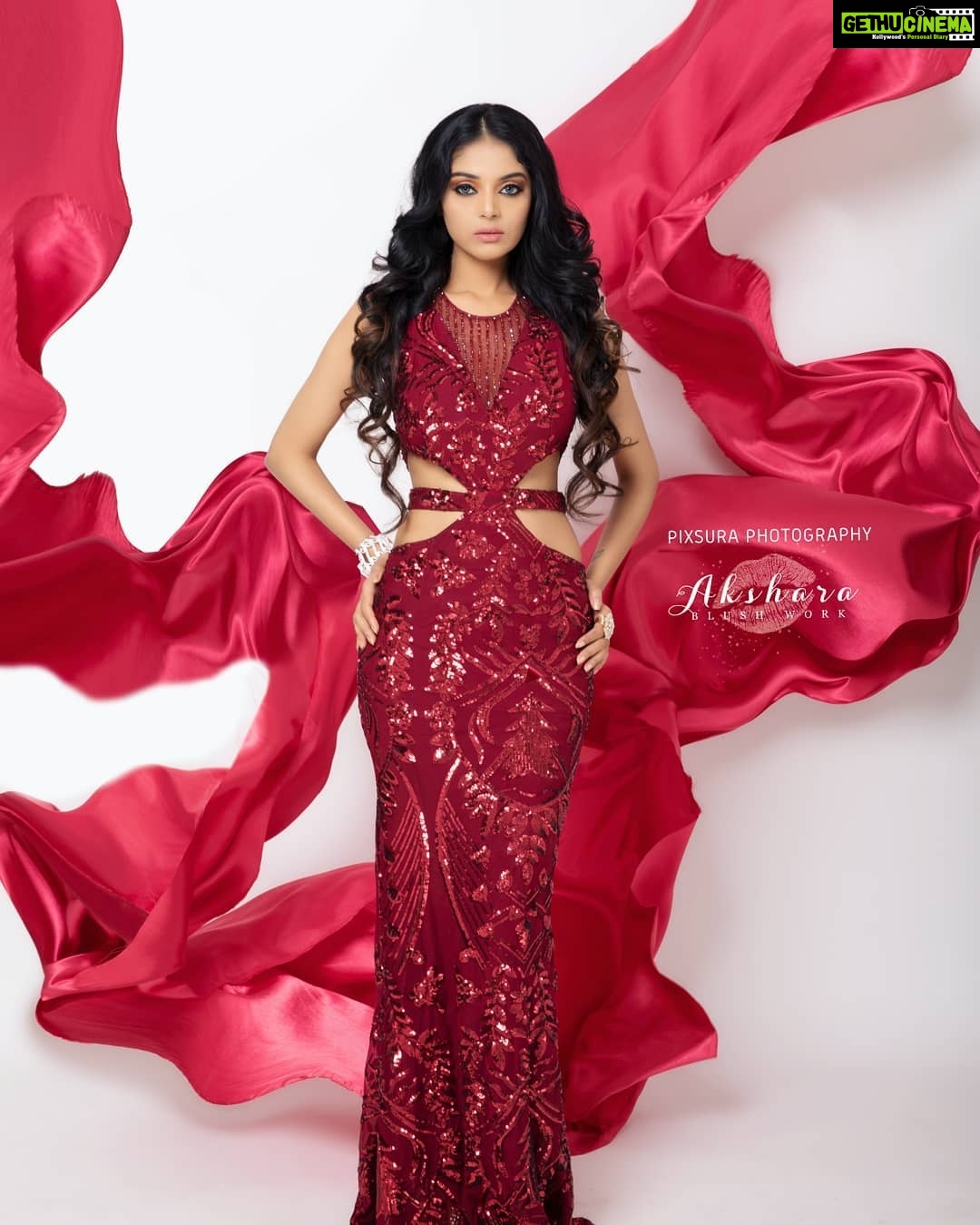 Sanam Shetty Instagram - One of the best teams - Pixsura iv worked with ❤ Thank u guys for a beautiful shoot and memorable work experience in Malaysia🤗 Makeover: @kausalyia Photographer: @suthanviran Photography: @pixsura_photography Lashes: @akshara Gown: @dressdeligt_jb #malaysiacalling🇲🇾 #boldinred #internationalshoot #creativethemes Kuala Lumpur, Malaysia