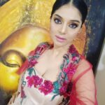 Sanam Shetty Instagram - Excited to meet my dear friends at Mozart tonight 🤗❤ Highlight of the evening - launch of Ethirvinayatru audio and teaser in Malaysia tonight as well 🎊🎊 yayy! Wearing the stunning custom made Rose Gold gown by the dearest @amandabrowncouture ❤❤ Ruby red jewellery by @chennai_jazz MUH by @kousalyia #mozart #greetingsfrommalaysia #ethirvinayatru #friendsandfun #audiolaunch