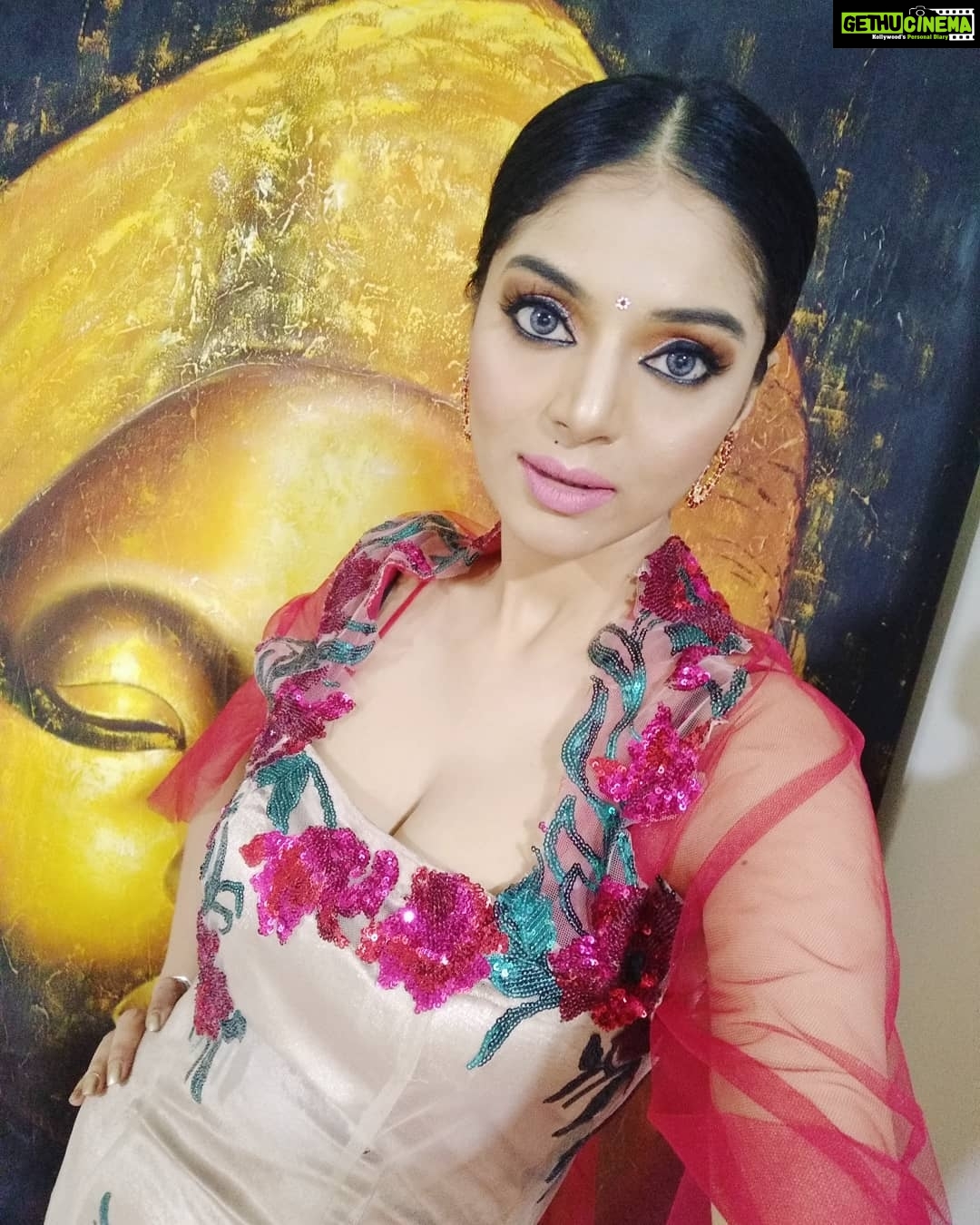 Sanam Shetty Instagram - Excited to meet my dear friends at Mozart tonight π€β€ Highlight of the evening - launch of Ethirvinayatru audio and teaser in Malaysia tonight as well ππ yayy! Wearing the stunning custom made Rose Gold gown by the dearest @amandabrowncouture β€β€ Ruby red jewellery by @chennai_jazz MUH by @kousalyia #mozart #greetingsfrommalaysia #ethirvinayatru #friendsandfun #audiolaunch