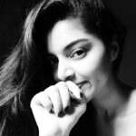 Sanam Shetty Instagram - The happiest people are those who make others happy ! ❤ May be life really is that simple ! Good morning guys ☀️ #littlethingsmatter #raindropsfalling #findingjoy