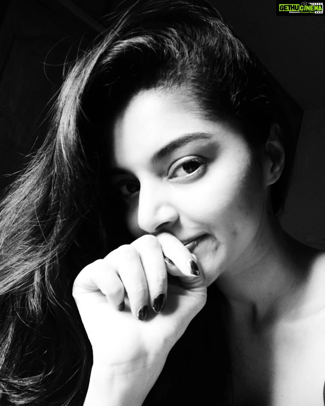 Sanam Shetty Instagram - The happiest people are those who make others happy ! ❤ May be life really is that simple ! Good morning guys ☀️ #littlethingsmatter #raindropsfalling #findingjoy