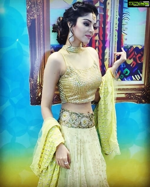 Sanam Shetty Instagram - Sunsets are proof that even a rough day can end beautifully 💛☀️ Dress by @studio149 MUH by Uma @makeupartist_yakshi Jewellery by @chennai_jazz #bridalcollections #frozeninthought