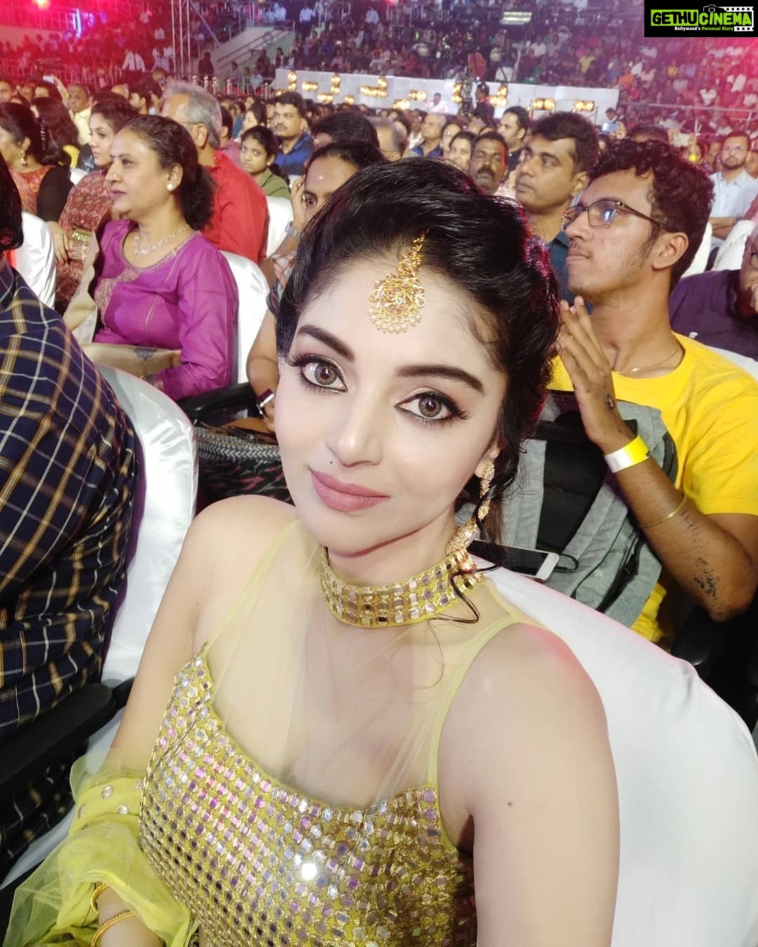 Sanam Shetty Instagram - One of the most magical evenings ever !! ❤❤ ❤❤❤❤ Honoured..humbled..deeply inspired .. To dream higher..to work harder..to enjoy the journey.. The journey is everything..destination is a myth ❤❤ #60yearsofkamalhassan #starrydreams @vijaytelevision #followurheart❤