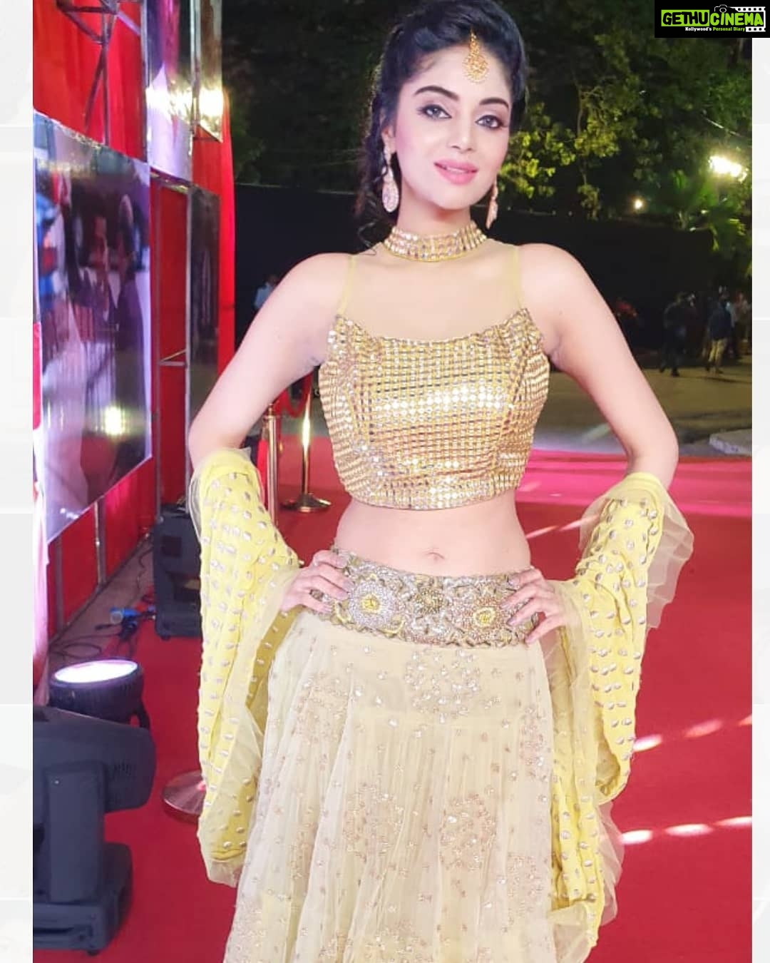 Sanam Shetty Instagram - Privileged to witness the spectacular evening to celebrate 60 glorious years of the legend Kamal Hassan sir 🎊👏🎀 Wearing the lovely pale yellow bridal lehenga by @studio149 . Tnx a lot Swati and Vaishali 🤗😘 MUH by Uma @makeupartist_yakshi Accessories by Jazz Fashion Jewellery @chennai_jazz @vijaytelevision #60yearsofkamalhassan #kondattam