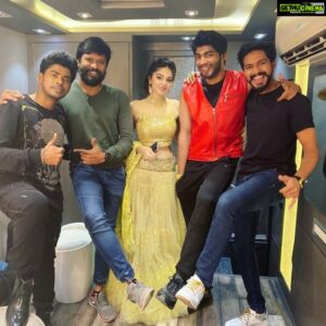 Sanam Shetty Instagram - Have a rocking performance guys 🤘🤗👏
@tharshan_shant @themugenrao @iamsandy_off Soundar 
#60yearsofkamalhassan #illayarajaconcert @vijaytelevision