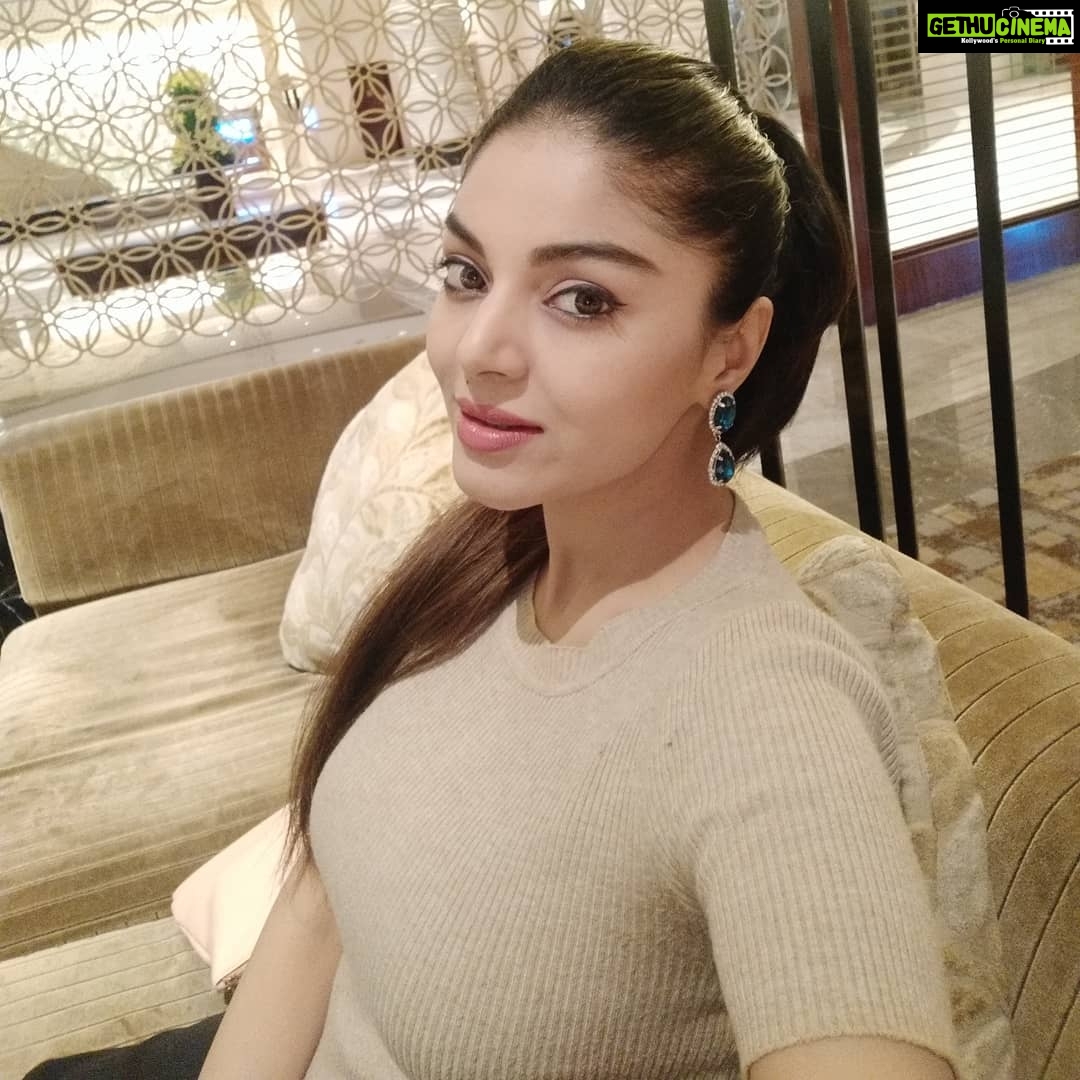 Sanam Shetty Instagram - Life gets so much easier wen u just chill out 😘🤘 #sunnysunday☀️ #havefunallday
