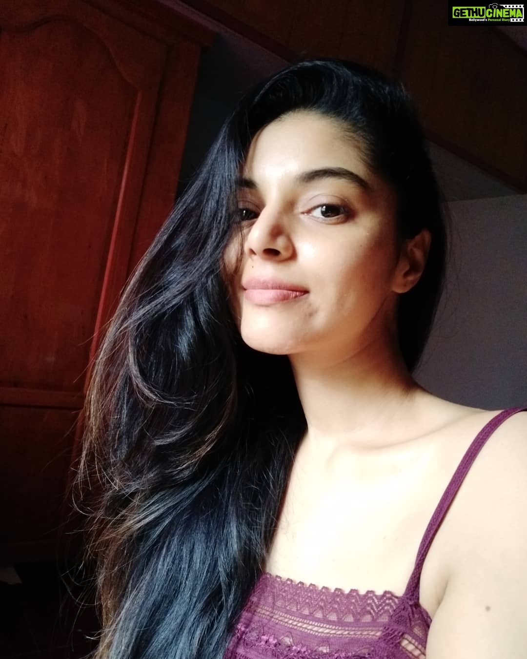 Sanam Shetty Instagram - Too early to wake up or too late to sleep !?☀️ Have a glorious day folks 💜 Catch u later with a surprise 🍜🙋 can u guess? #justsayinghi✌ #freshfacefriday