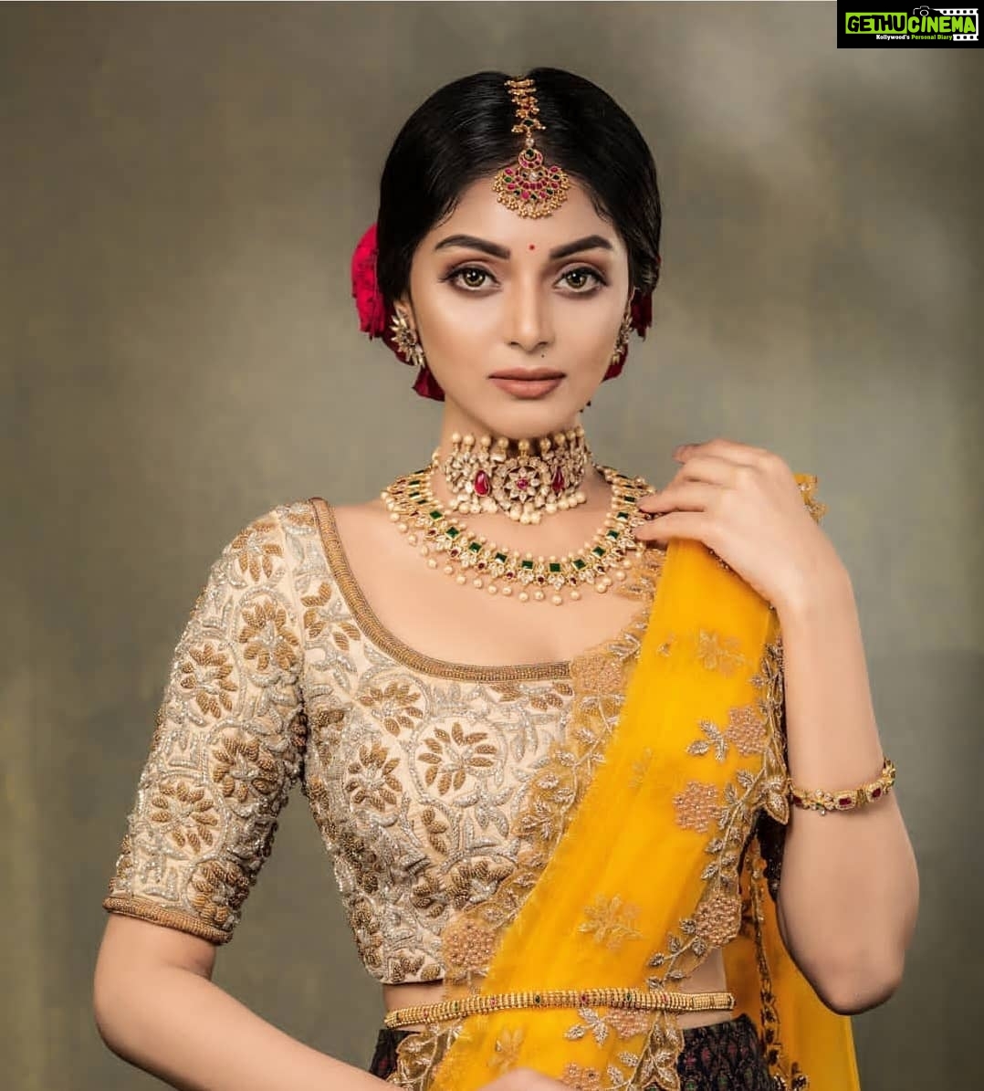 Sanam Shetty Instagram - Nobody is U and that's ur Power !💛 Outfit & styling @studio149 Swati Purushothaman Clicks @parvathamsuhasphotography MUH @vijiknr Accessories @bcos_its_silver Thank u Studio 149 and the whole team for the fabulous collection 🤗👍 #bridalcollections #contemporarystyling #regalfeels #proudlyhumble ❤
