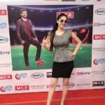 Sanam Shetty Instagram - Red carpet. Preview show. BIGIL 🎊👏 Sneak peak - Vijay sir looks fabulous 🤗🤘 PC @tigersachi🤗 More fr laters baby!! #bigil #celebrityshow #thalapathivijay INOX Leisure Ltd.