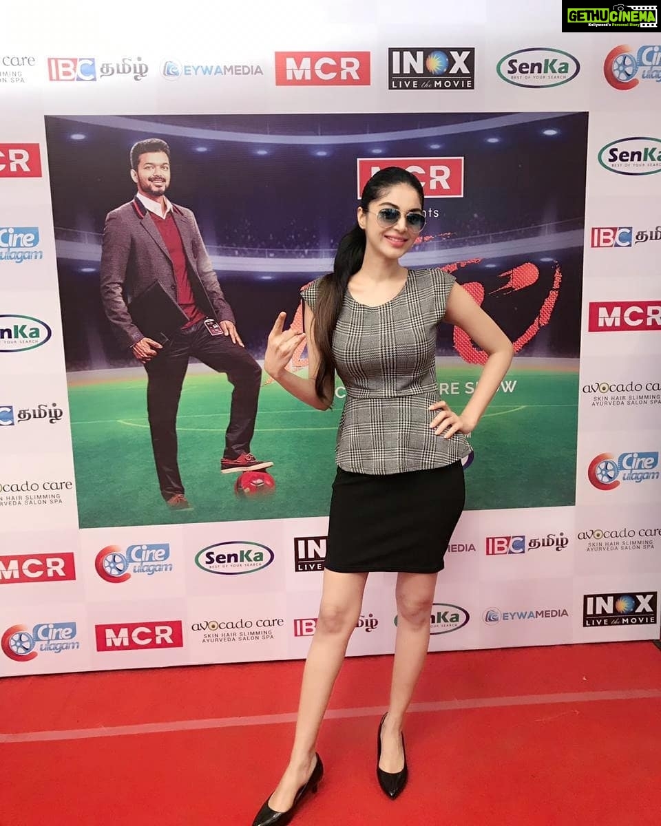 Sanam Shetty Instagram - Red carpet. Preview show. BIGIL 🎊👏 Sneak peak - Vijay sir looks fabulous 🤗🤘 PC @tigersachi🤗 More fr laters baby!! #bigil #celebrityshow #thalapathivijay INOX Leisure Ltd.