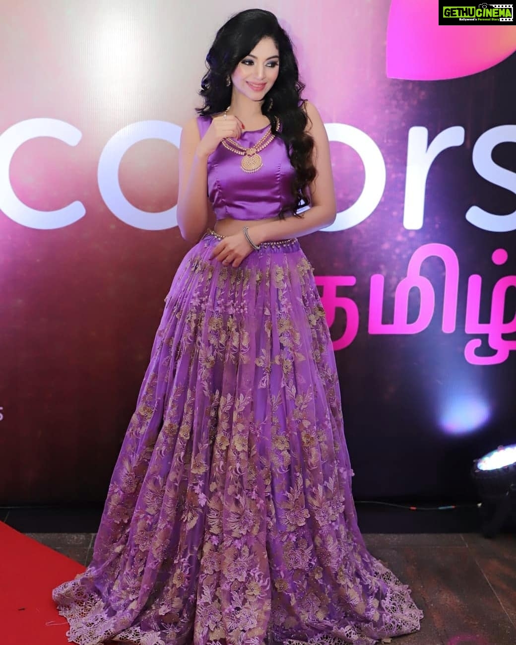 Sanam Shetty Instagram - Never let the things u want make u forget the things u have ! ❤ My fav capture from the Galatta awards event. Shot by Gany Krish @vivid_impressions__ 👍 Beautiful lavender skirt n crop from Shiny's new bridal collection @shyn_fascino @fascinodresses_by_shinyanto 🤗 MUH by Uma @makeupartist_yakshi Gold necklace borrowed from mom 😘 #dontforgeturpeople #lavenderlove #galattanakshatraawards2019