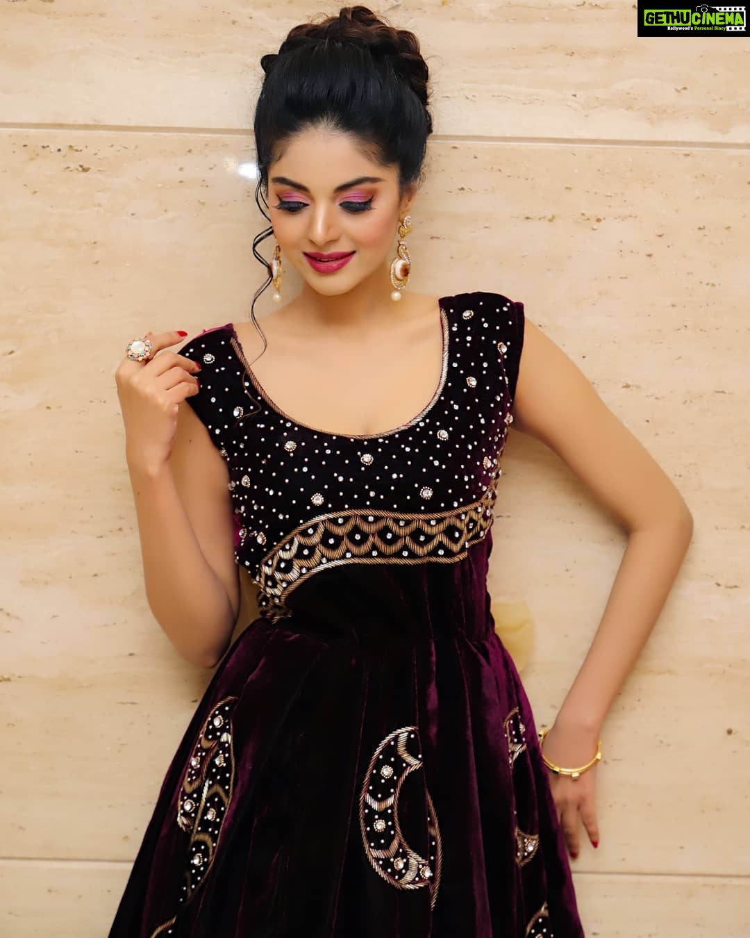 Sanam Shetty Instagram - If it does not open, then its not ur door! ❤ Dont ever accept half love. There is no such thing ! 🤗 Have a breezy night ya'll. PC: Gany Krish @vivid_impressions__ MUH: Uma @makeupartist_yakshi Dress by Vrinda (Queen of Madras official.stylist) #nohalflove #allornothing