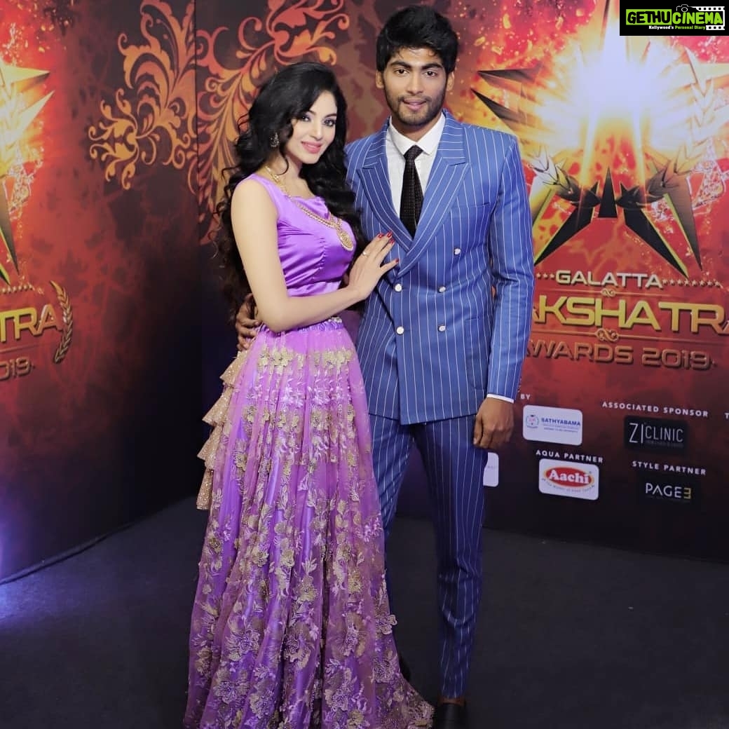 Sanam Shetty Instagram - At Galatta Nakshatra Awards with the brightest Nakshatra @tharshan_shant ❤☀️ God bless u with many more awards and accolades Tharshan👏👏 Im wearing the lovely lavender Lehenga and satin crop custom designed for me by Shiny @shyn_fascino @fascinodresses_by_shinyanto😘 MUH by Uma @makeupartist_yakshi👍 PC : Gany Krish @vivid_impressions__ #galattanakshatraawards #prizedpic #littlemoments
