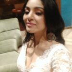 Sanam Shetty Instagram - Its been such a lovely day so y end it ?🤗 Having fun with the girls at the special event hosted by my sweet girl @julesamin and @6thavenuerestobar Amarnath 🤘👯 More pix tomo 🎉 Goodnight my lovely peeps❤🤗 Wearing the pearl studded, white lace dress designed by @julesamin💝 #6thavenuerestobar #chillingtimes❤️