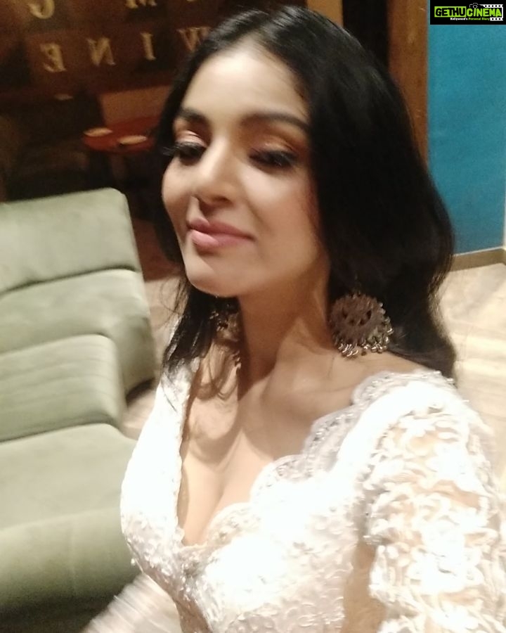 Sanam Shetty Instagram - Its been such a lovely day so y end it ?🤗 Having fun with the girls at the special event hosted by my sweet girl @julesamin and @6thavenuerestobar Amarnath 🤘👯 More pix tomo 🎉 Goodnight my lovely peeps❤🤗 Wearing the pearl studded, white lace dress designed by @julesamin💝 #6thavenuerestobar #chillingtimes❤️