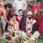 Sanam Shetty Instagram - My Brother gets hitched! Yay!!!💑🎊🤗 Wish u a very happy married life my dearest brother Rahul and sweet sister inlaw Bhavani💝💝 God bless u both😘😘 Swipe for more pix of The Family🤗❤ #indianwedding #familycomesfirst❤️ #kalyanasaapadu 😋😌