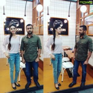 Sanam Shetty Instagram - Look who is my travel companion 😍🙆 Actor Surya returns from his hometown Coimbatore..we spoke about movies..and his recent much needed speech about the ineffectiveness of the current education situation in rural areas..and his NGO..🙂
Such a humble, simple man..travelling alone..no security..no attitude..truly a star🤗💝 @actor__surya @actor_surya_official @_actor_surya_fc_ 
#airportsurprises #actorsuryafans😍