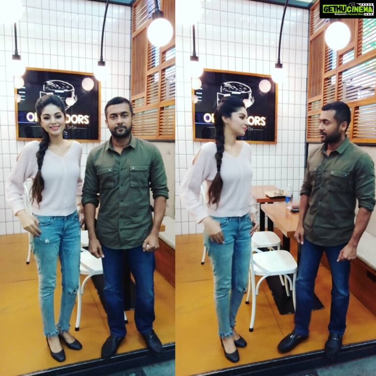 Sanam Shetty Instagram - Look who is my travel companion 😍🙆 Actor Surya returns from his hometown Coimbatore..we spoke about movies..and his recent much needed speech about the ineffectiveness of the current education situation in rural areas..and his NGO..🙂 Such a humble, simple man..travelling alone..no security..no attitude..truly a star🤗💝 @actor__surya @actor_surya_official @_actor_surya_fc_ #airportsurprises #actorsuryafans😍