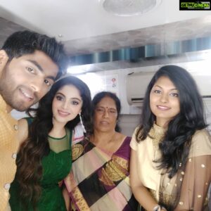 Sanam Shetty Instagram - Saved the best for the last ❤
The proud family of the priceless boy @tharshan_shant 🤗🤗
Was a delight to meet u amma @shiyamalathiyagarajah and the very pretty girl Thushi @thush_ara04 ❤❤
Wish u all a very happy Navami celebrations 🌼🌸
GN all.
#bigbossfinale #navamifestival #treasuredmoments