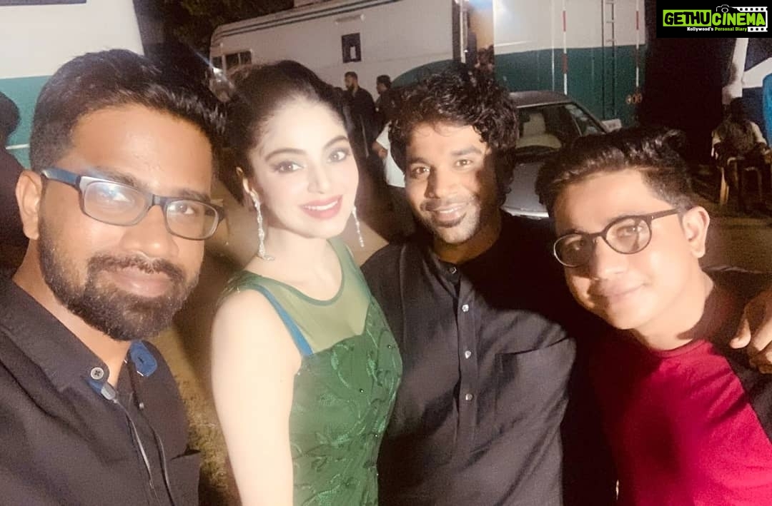Sanam Shetty Instagram - My squad ! 🤗🤘 Thank u so very much mate Arun @arunsuresh007 (Excello group) for taking care of everything yesterday. Much appreciated 🤗🙏 Thanks for the amazing pix guys @vivid_impressions__ Ganesh and @devanandsha 🤗 Had a fun event! #squadgoals #bigbossfinale #friendsandfun