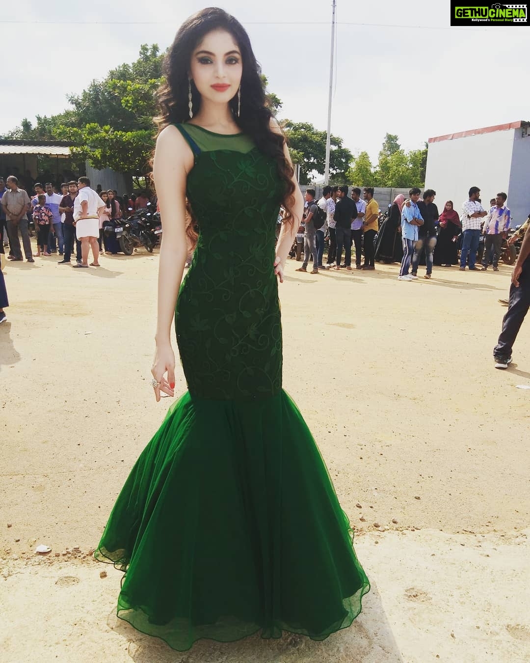 Sanam Shetty Instagram - Happy Ayudha Puja peeps🌼🌸 Did u like my style for my BB finale yesterday? 😀👍 Thanks a lot dear Shiny @shyn_fascino @fascinodresses_by_shinyanto for specially designing this mermaid gown for me and sending it all the way from Coimbatore 🤗🙏 so sweet of u darling . Makeup & Hair by Uma @makeupartist_yakshi PC: Gani krish @vivid_impressions__ thanks a lot Ganesh 🤗 #mermaidgown #festivitiesbegin