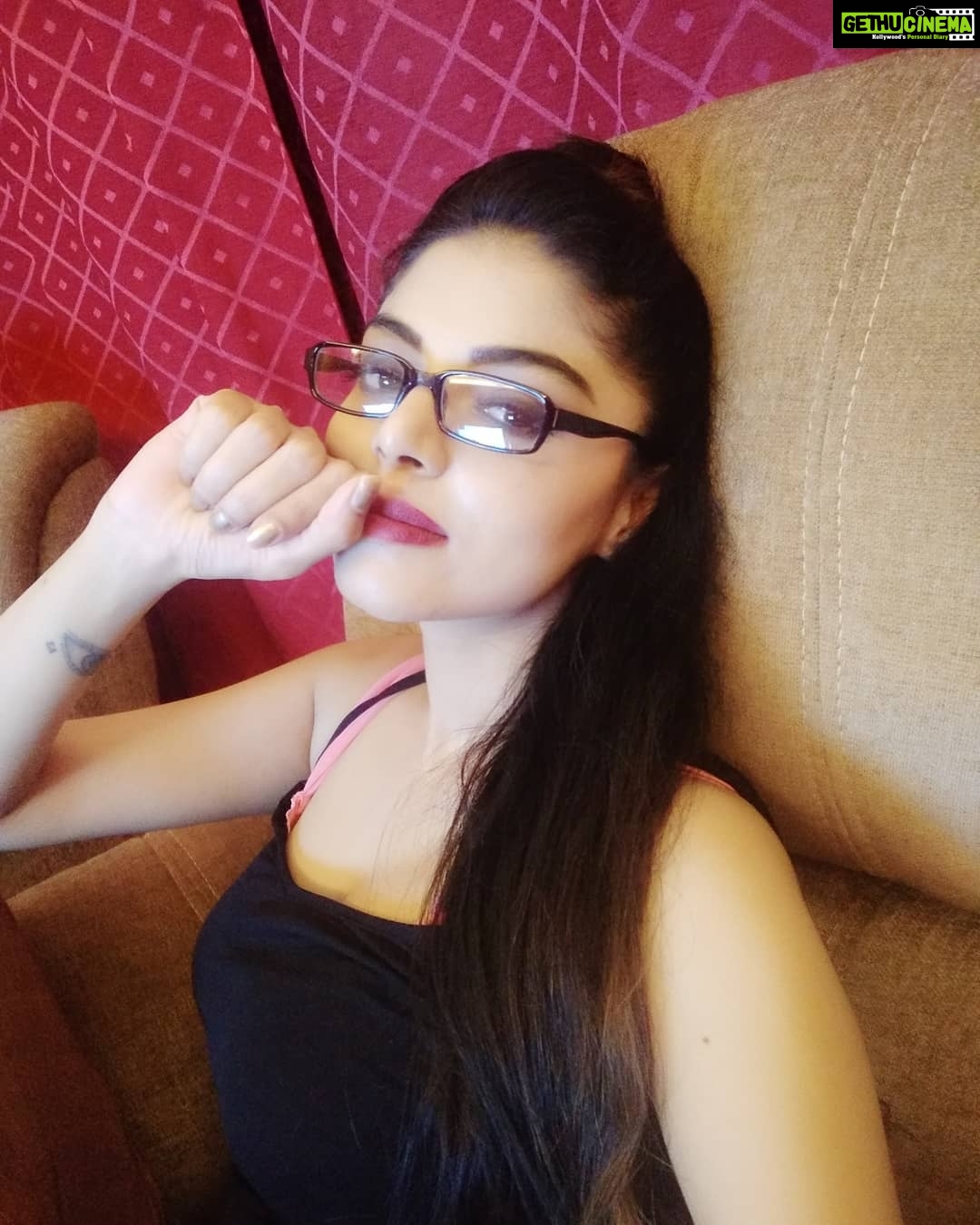 Sanam Shetty Instagram - U know what?!? Not saying anything all day🤐 Looks like ya'll need a break from me! Enjoy a Sam-free Friday folks🙅🙋 Vl see if ul miss me ? lol... #tgifridays #mydaymyplan 🤘#happyweekends