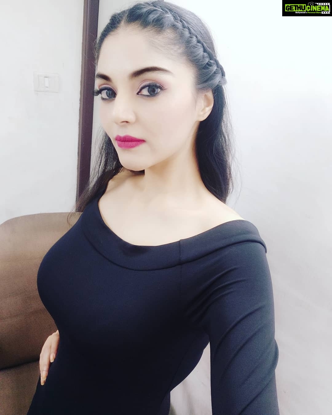 Sanam Shetty Instagram - Light is easy to love. Show me ur Darkness and then see my Love! β€ Its been a gloomy day for me with all the rains π hows ur Sunday so far folks ? #gloomyrains #myowndarkness #loveforbraids #hyperactivemind