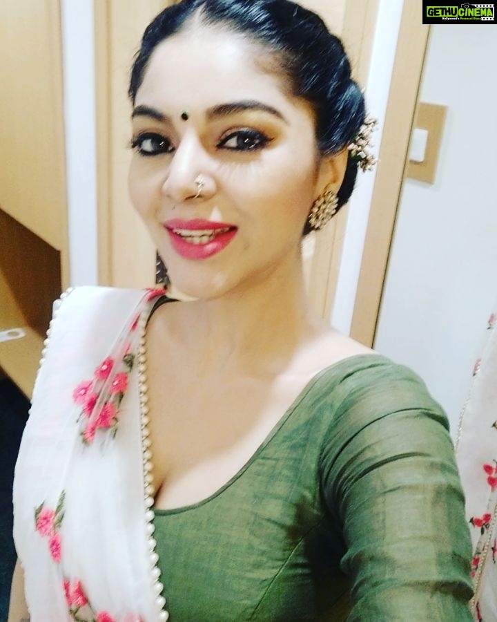 Sanam Shetty Instagram - All set to hit the red carpet..Dada Saheb Phalke Awards South 2019🎀 Decided to dress in our South Indian style. Do u like it guys?🙂 MUH: Aarif (Hyderabad) Styling: Urs truly @sam.sanam.shetty #dpiff_2019 #dadasahebphalkeawardssouth2019 #whitesaree #traditionallook N convention, Madhapur
