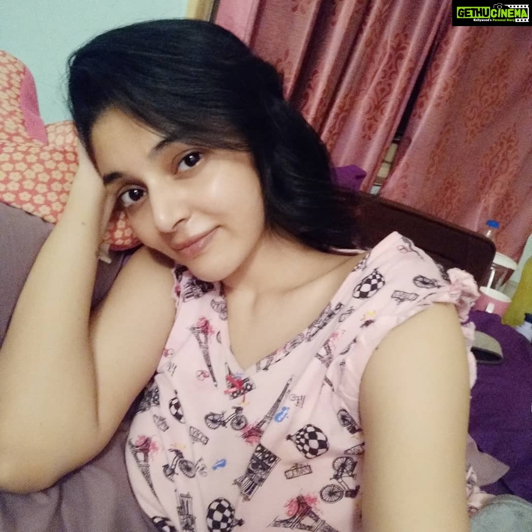 Sanam Shetty Instagram - If u dont chase ur dreams u can never catch them! ❤ Gunnite my lovelies😘😘 #earlynighter #dreamon #gameon #pinknightdress #nomakeupnofilters