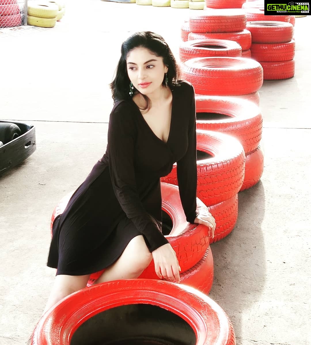 Sanam Shetty Instagram - On the Go Kart track ! Or rather the tyres😀 Great excuse for the much needed RUSH!🤘 Filming for Tamil film Ethirvinayatre with co actor Alex🤗 #tamilfilmshooting #kollywoodactress #gokarting🏁 #funonsets ECR BEACH House