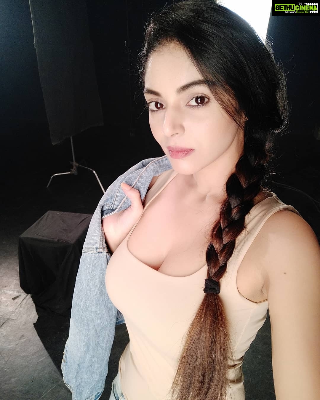 Sanam Shetty Instagram - I want to be ur favourite Hello and ur hardest Goodbye! ❤❤ First look from today's shoot for socializing app Blindmeet 😍❤ @blindmeet.app With director @vignesh_sha 🤗 #denimndenim #datingapps #adshoot🎥 #romanticweekends