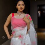 Sanam Shetty Instagram - Happy Weekend peeps ❤️ Clicks @vivid_impressions__ Ganesh Styling @monasehulshah Wardrobe @fashionloungechennai MuH @yuartistrystudioz @promakeup_bridal_studio Jewellery @chennai_jazz #whiteweekend 🤍 #eventstyling