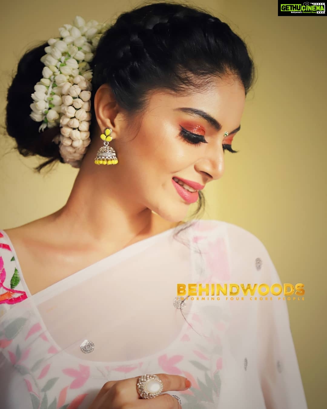 Sanam Shetty Instagram - Live for the moments u cant put into words!❤ Styling: @amsuresh66 MUH: Uma @makeupartist_yakshi Clicks courtesy: Abhimanyu @officially_abi4u @behindwoodsofficial @behindwoodsfc #colorofmysoul #chennaiponnu #mallipoo