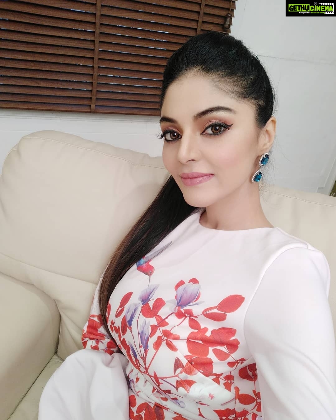Sanam Shetty Instagram - Remember how blessed u r to see another day!❤ Have a blessed Sunday my lovely people❤🤗😘 #sundaybliss☀️ #gratefulheart #pasteldaylong #sleekponytails #mypinkdress #redroses🌹