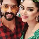 Sanam Shetty Instagram - Deeply privileged to receive the 'Face Of The Year in Advertisements and Branding' 2019 by Thomas Edison Awards 🤗🙏 Thank you Edison Awards for this recognition after nearly 85 Ads Pan India😊 Comes as a great motivation to reach a 100 😃👍 Thanks so much for the timely nomination Balaji @balaji_2888. Means a lot🤗🙏 Huge thanks to all my Ad directors, clients, producers and co stars for making it a memorable journey starting with @karthiksrinivasan007 and @karthikhema from Dreamcast studio who launched me in Chennai 🤗🙏 grateful always to u both! Thank u my dear friends @tigersachi @naren_ramtez @balaji_2888 and co stars @ramc.official @actor_santhoshprathap (Congratulations Santhosh for winning the best male model of the year award🤗👏) who made it a fantastic evening and shared my joy 🤗😘 Was a pleasure to meet Mr.Issac (Chief guest) and Owner of Achi Products. Styling : Shiny Cindrella mam from @diadembridal. Thanks for the gorgeous emerald green gown mam🤗 MUH : Uma @makeupartist_yakshi (swipe left for more) #faceoftheyear #advertisements #thomasedisonawards2019 #modellinglife