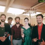 Sanam Shetty Instagram - Deeply privileged to receive the 'Face Of The Year in Advertisements and Branding' 2019 by Thomas Edison Awards 🤗🙏 Thank you Edison Awards for this recognition after nearly 85 Ads Pan India😊 Comes as a great motivation to reach a 100 😃👍 Thanks so much for the timely nomination Balaji @balaji_2888. Means a lot🤗🙏 Huge thanks to all my Ad directors, clients, producers and co stars for making it a memorable journey starting with @karthiksrinivasan007 and @karthikhema from Dreamcast studio who launched me in Chennai 🤗🙏 grateful always to u both! Thank u my dear friends @tigersachi @naren_ramtez @balaji_2888 and co stars @ramc.official @actor_santhoshprathap (Congratulations Santhosh for winning the best male model of the year award🤗👏) who made it a fantastic evening and shared my joy 🤗😘 Was a pleasure to meet Mr.Issac (Chief guest) and Owner of Achi Products. Styling : Shiny Cindrella mam from @diadembridal. Thanks for the gorgeous emerald green gown mam🤗 MUH : Uma @makeupartist_yakshi (swipe left for more) #faceoftheyear #advertisements #thomasedisonawards2019 #modellinglife