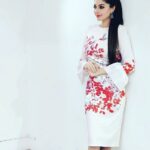 Sanam Shetty Instagram - Shot during my interview for Behindwoods today. Do u like my new look peeps?😊 Wardrobe courtesy : This pretty pink dress gifted by my sweet sister @ranjana.v 😘 thank u sweetheart🤗 MUH : Uma @makeupartist_yakshi 👍 Accessories : @diadembridal thank u Shiny mam😊👍 #interviewtime #pastelstyle #redroses #behindwoods