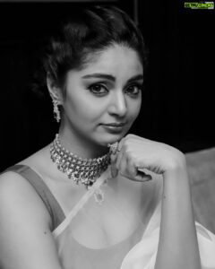Sanam Shetty Instagram - Happy Weekend peeps ❤️

Clicks @vivid_impressions__ Ganesh
Styling @monasehulshah 
Wardrobe @fashionloungechennai 
MuH @yuartistrystudioz @promakeup_bridal_studio 
Jewellery @chennai_jazz 

#whiteweekend 🤍 #eventstyling