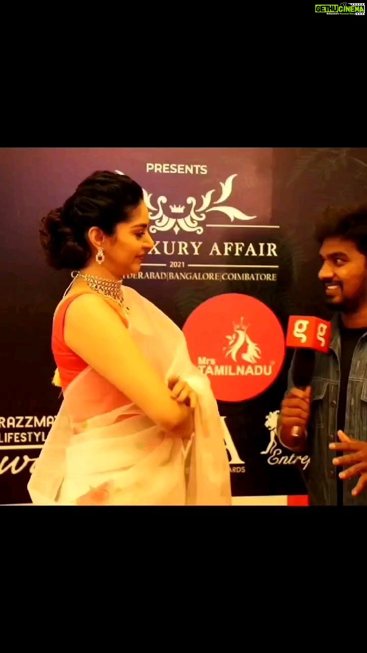 Sanam Shetty Instagram - Guess the question ⁉️ Red carpet interview for @galattadotcom Styling @monasehulshah Wardrobe @fashionloungechennai MUH @yuartistrystudioz @promakeup_bridal_studio Jewellery @chennai_jazz Video courtesy @vivid_impressions__ Ganesh Venue @hiltonchennai @theluxuryaffair2017 #sneakpeek #happysunday😘
