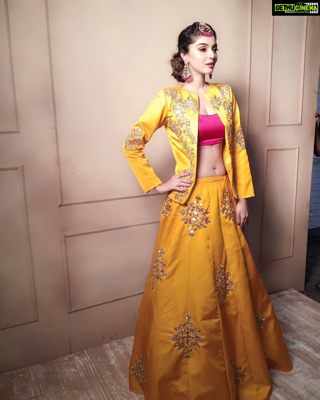 Sanam Shetty Instagram - And tats how v make it!❤💛 Swipe left for our working stills😊 Clicks: @karthiksrinivasan007 Designs: @naziasyed Accessories: @house_ofjhumkas MUH: @gowthamireddy1 #makingstills #fashionphotography #bridalcouture Besant Nagar, Tamil Nadu, India