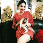 Sanam Shetty Instagram – And her name is Pookiri😻 my latest friend on the film sets❤
Proud owner @dr.alexander_mathew 🤗
#shootingmemories📷 #furball #cutesysunday #gummorningall❤️