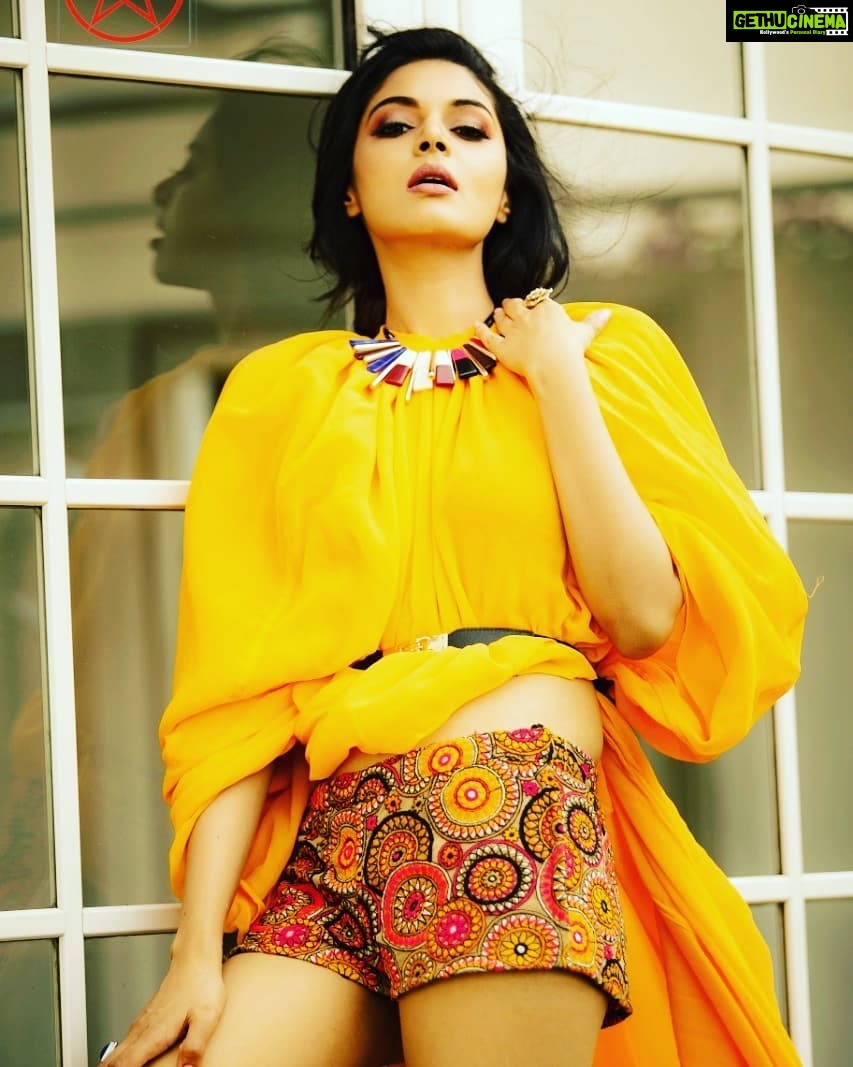 Sanam Shetty Instagram - Morning sunshineđź’› #sanam #sanamshetty #sanamshettyoffcial #julievergis #Julesidiamin #jia #promakeup #promakeupbridalstudioand academy #harshaahashtag #indiaglitz #residencytowers #erinelouis #rahuldev #rahuldev1177 #fashionphotography